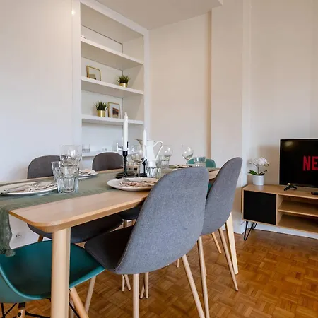 Eiffel View Chic 2br With Balcony Apartman *