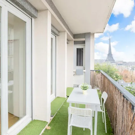 Eiffel View Chic 2br With Balcony Apartman *