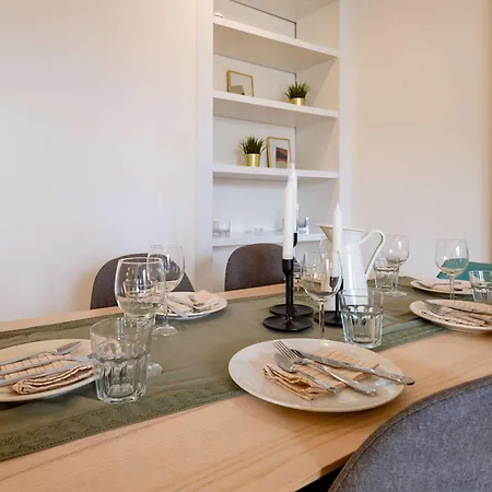 Apartman Eiffel View Chic 2br With Balcony