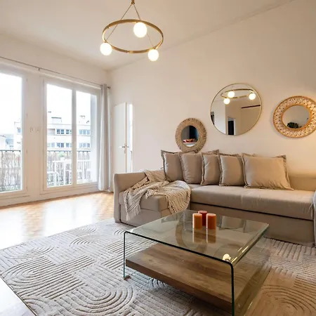 Eiffel View Chic 2br With Balcony Apartman *
