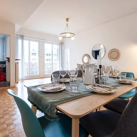 Apartman Eiffel View Chic 2br With Balcony