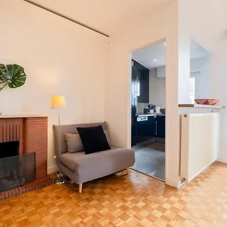 Eiffel View Chic 2br With Balcony