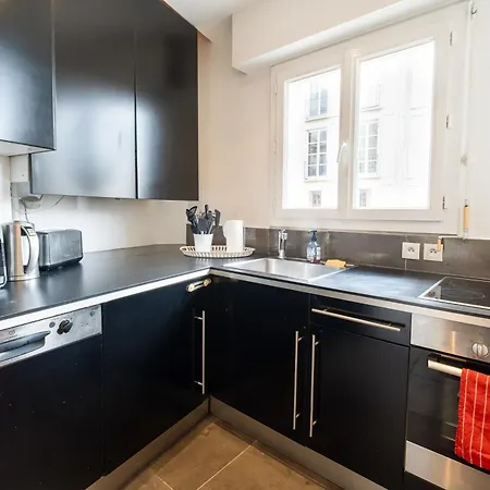 Eiffel View Chic 2br With Balcony Apartman