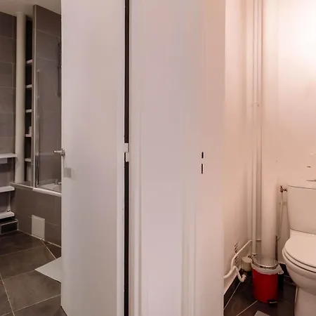 Eiffel View Chic 2br With Balcony Apartman