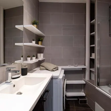 Apartman Eiffel View Chic 2br With Balcony