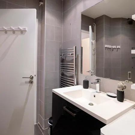 Eiffel View Chic 2br With Balcony Párizs