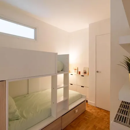 Apartman Eiffel View Chic 2br With Balcony